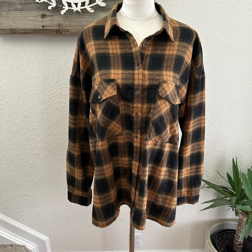 Entro‎ Boutique Plaid Button-Up Shirt in Black and Tan size Large
